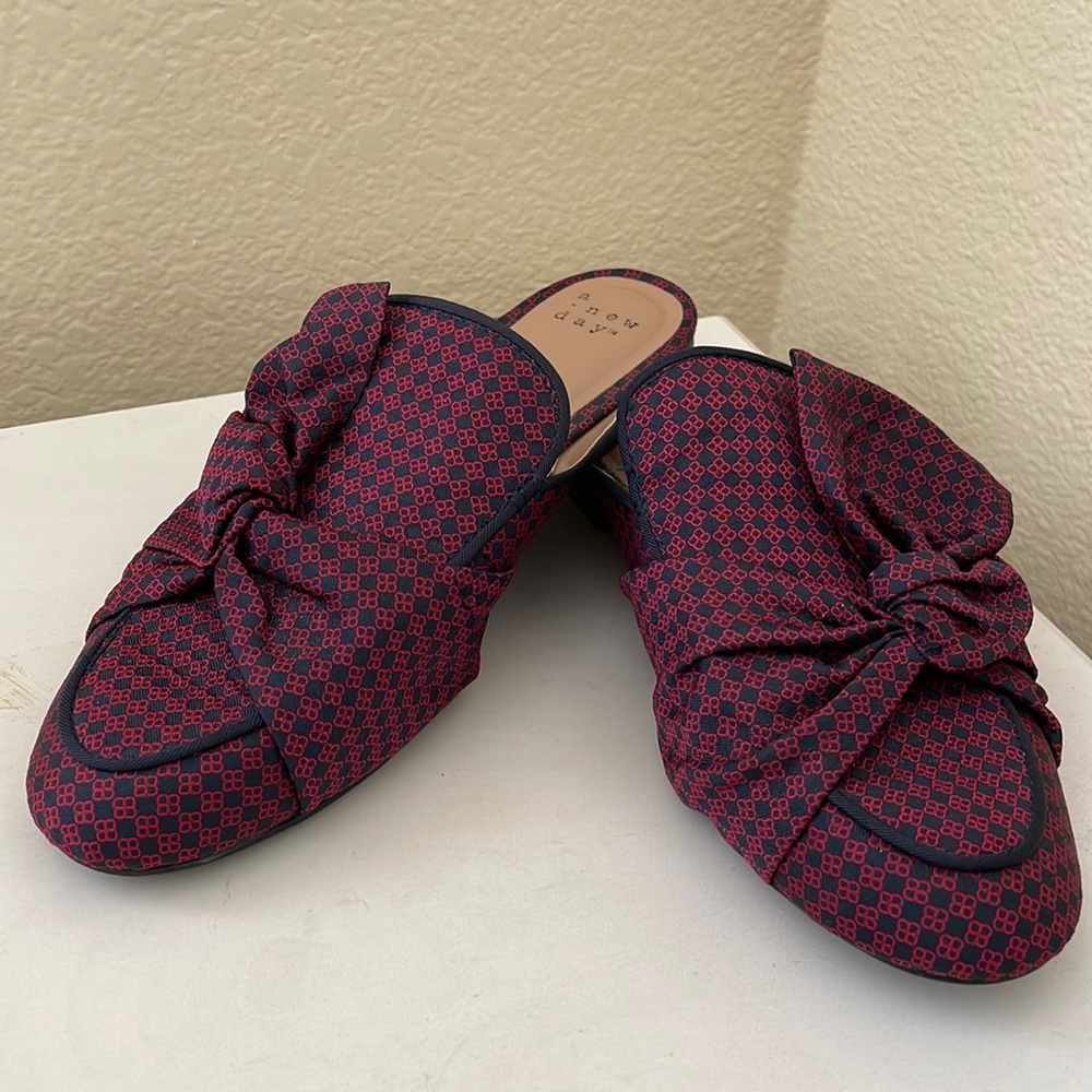 a new day maroon and navy blue size 7 slides